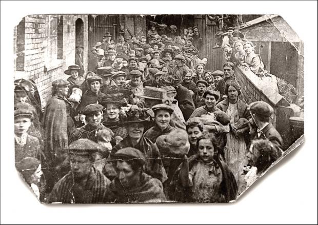 The front of the greetings card of women chainmakers on strike in 1910.